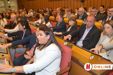 Tegnap összeült a városi parlament, a fontosabb napirendi pontok közé tartozott a kommunális rendőrség elnevezésének a megváltoztatása (ezentúl polgárőrség), hatásköreinek a bővítése, és az idei költségvetés megvalósításáról szóló beszámoló (Ótos András f