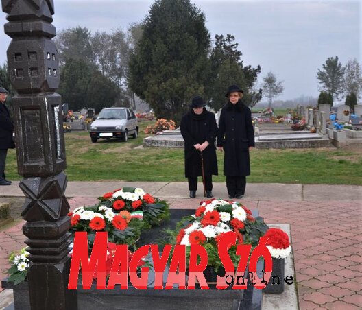 Csubela Ferenc sírjánál az özvegye és lánya (Kazinczy Paszterkó Diana felvétele)