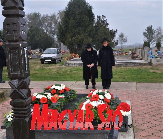 Csubela Ferenc sírjánál az özvegye és lánya (Kazinczy Paszterkó Diana felvétele) Csubela Ferenc sírjánál az özvegye és lánya (Kazinczy Paszterkó Diana felvétele)