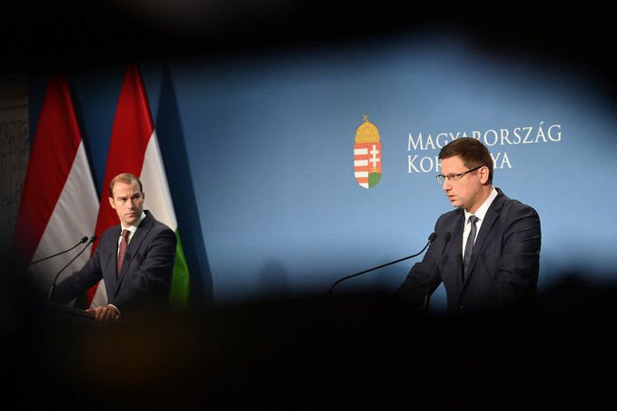Gulyás Gergely, a Miniszterelnökséget vezető miniszter (j) és Hollik István kormányszóvivő a Kormányinfó sajtótájékoztatón (Fotó: MTI/Soós Lajos) Gulyás Gergely, a Miniszterelnökséget vezető miniszter (j) és Hollik István kormányszóvivő a Kormányinfó sajtótájékoztatón (Fotó: MTI/Soós Lajos)
