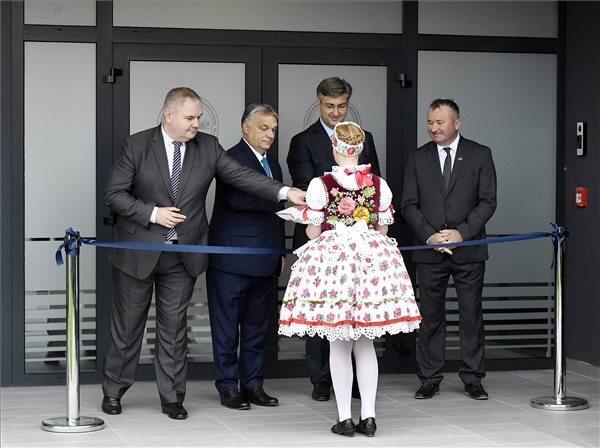 Orbán Viktor és Andrej Plenković Andócsi Jánossal (jobbról) és Jankovics Róberttel (balról), a HMDK elnökével átvágja a szalagot (Fotó: MTI)