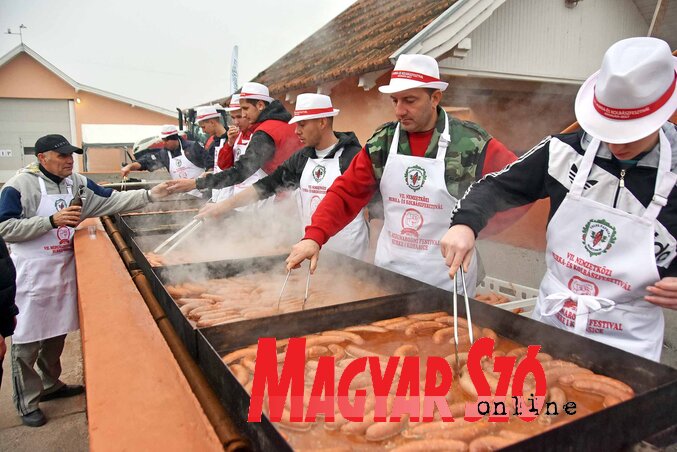 Az idén még több sült kolbászt osztanak majd, mint az előző években (Gergely Árpád felvétele)