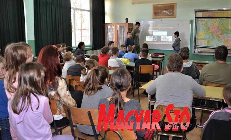 A legérdekesebb prezentációt az iskola szerb tannyelven tanuló, b-osztályosaitól hallhatták a diákok a pacséri iskola történelem szaktermében (Kazinczy Paszterkó Diana felvétele)