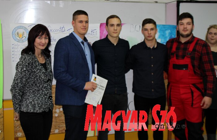A győztesek kabalájukkal és mentorukkal (Tóth Péter felvétele) A győztesek kabalájukkal és mentorukkal (Tóth Péter felvétele)