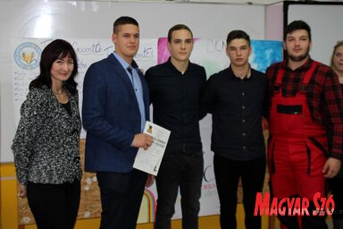 A győztesek kabalájukkal és mentorukkal (Tóth Péter felvétele)