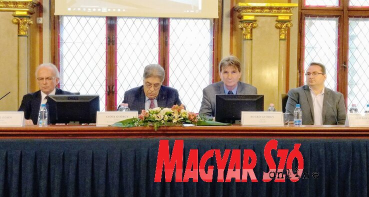 Borál Egon, Csóti György, a KJI igazgatója, Buckó György és Szilágyi Miklós (Virág Árpád felvétele) Borál Egon, Csóti György, a KJI igazgatója, Buckó György és Szilágyi Miklós (Virág Árpád felvétele)