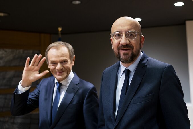 Donald Tusk, a leköszönő és Charles Michel, a leendő ET-elnök a pénteki, brüsszeli „őrségváltáson” (Fotó: AP via Beta)