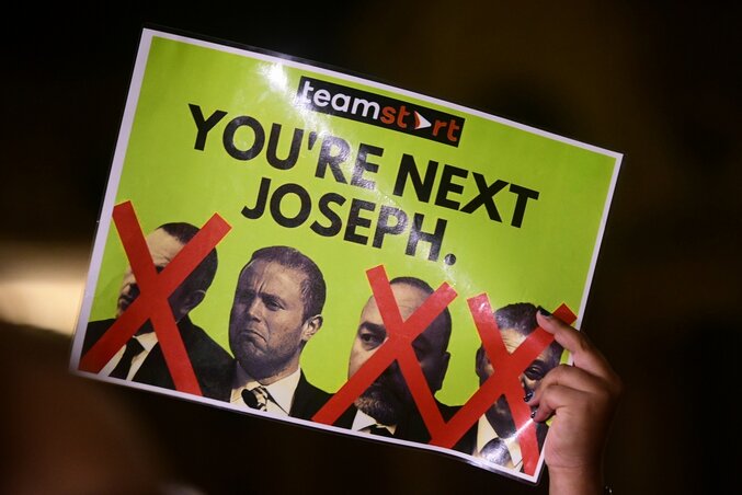 Csütörtökön a tüntetők újfent a kormányfő lemondását követelték, Muscat azonban közölte, nem fontolgat ilyesmit (Fotó: AP via Beta)