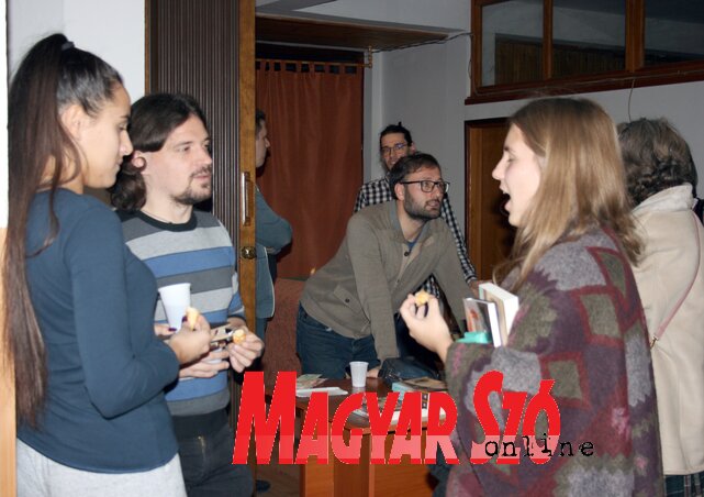 A könyvbemutató után is még a témáról beszélgettek (Bozsóki Valéria felvétele)