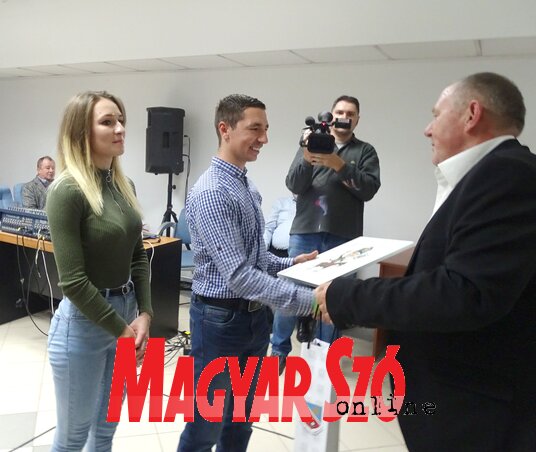 Nagy Arnold átveszi Pásztor Róberttól az önkormányzat ajándékait (Góbor Béla felvétele) Nagy Arnold átveszi Pásztor Róberttól az önkormányzat ajándékait (Góbor Béla felvétele)