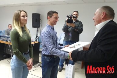 Nagy Arnold átveszi Pásztor Róberttól az önkormányzat ajándékait (Góbor Béla felvétele)