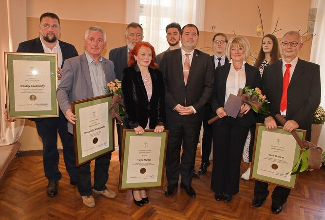 Magyarkanizsa község idei kitüntetettjei Fejsztámer Róbert polgármesterrel Magyarkanizsa község idei kitüntetettjei Fejsztámer Róbert polgármesterrel