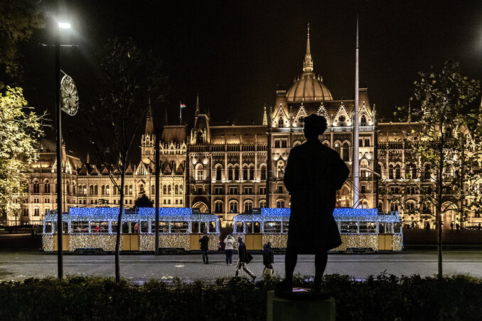 A fényfüzérekkel feldíszített fényvillamos áthalad a Kossuth Lajos téren is (Fotó: MTI)