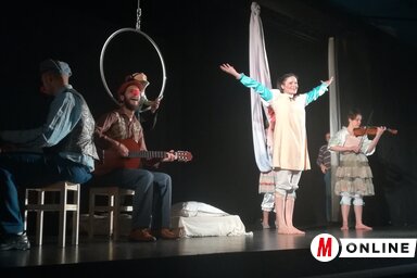 A megnyitón vidám műsorral kezdődött el Szerbiai Hivatásos Bábszínházak 50. Találkozója  (Fotó: Lukács Melinda)