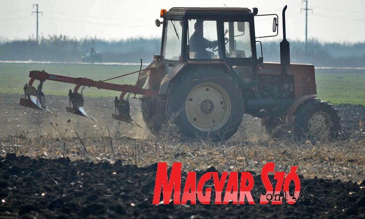 Termőföldet szánt-e még Vajdaságban a traktor? (Fotó: Ótos András) Termőföldet szánt-e még Vajdaságban a traktor? (Fotó: Ótos András)