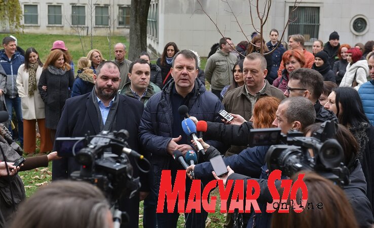A tartományi kormányfő nyilatkozik a sajtó képviselőinek, mellette balról Vladimir Galić környezetvédelmi titkár (Fotó: Ótos András)