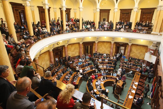 A munkaügyi minisztérium szervezésében a köztársasági képviselőházban megemlékeztek a fogyatékossággal élők napjáról (Fotó: Beta) A munkaügyi minisztérium szervezésében a köztársasági képviselőházban megemlékeztek a fogyatékossággal élők napjáról (Fotó: Beta)