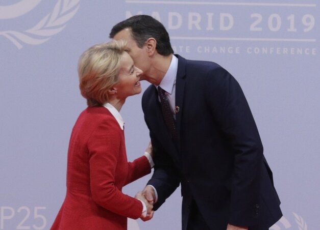 Pedro Sánchez üdvözli a konferenciára érkező Ursula von der Leyent (Fotó: AP via Beta)