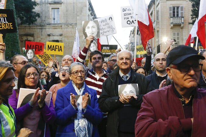 Rose Vella, a meggyilkolt újságírónő édesanyja (középütt) is részt vett a vasárnapi valettai tüntetésen, amelyen újfent Muscat lemondását követelték (Fotó: AP via Beta)