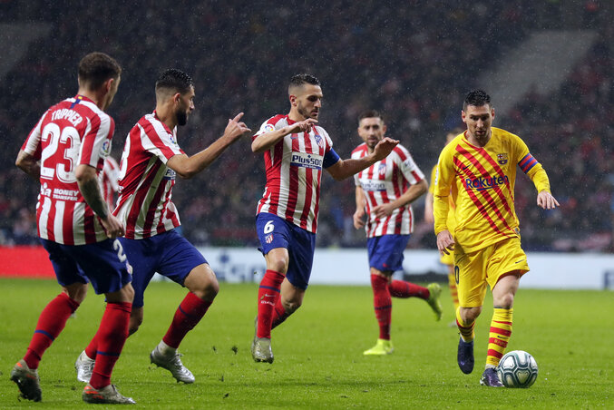 Szokásos pillanatkép: Atléti-játékosok Messi közelében (Fotó: Beta/AP) Szokásos pillanatkép: Atléti-játékosok Messi közelében (Fotó: Beta/AP)