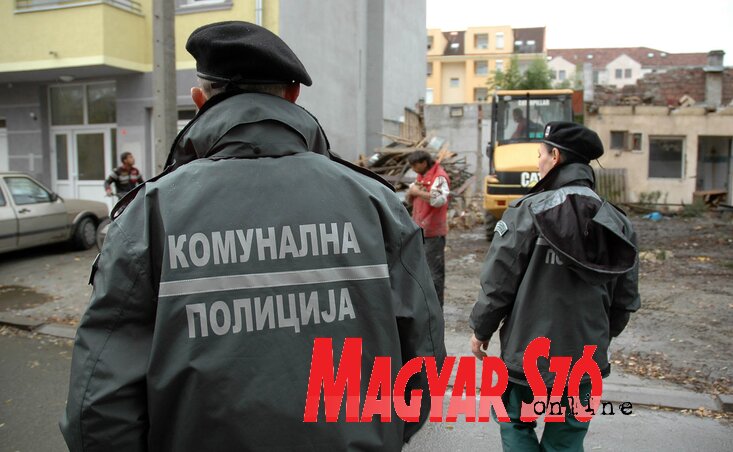 Az egyenruhák és a feliratok a szolgálati gépkocsikon még a régiek, de hatáskörük már új (Ótos András felvétele) Az egyenruhák és a feliratok a szolgálati gépkocsikon még a régiek, de hatáskörük már új (Ótos András felvétele)