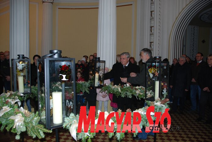 Sokan részt vettek az első adventi gyertya meggyújtásán (Homolya Horváth Ágnes felvétele)