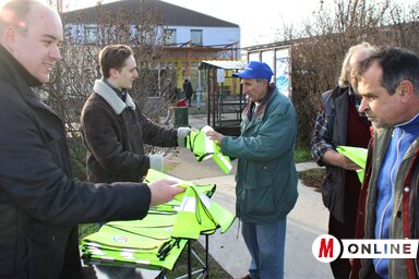Egy óra alatt száznál is több láthatósági mellény talált gazdára (Tóth Péter felvétele)