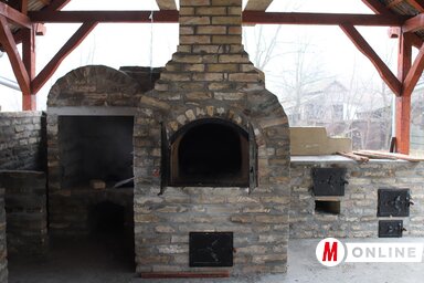 Jövőre már ropogós kenyér sül ebben a kemencében (Lakatos János felvétele)