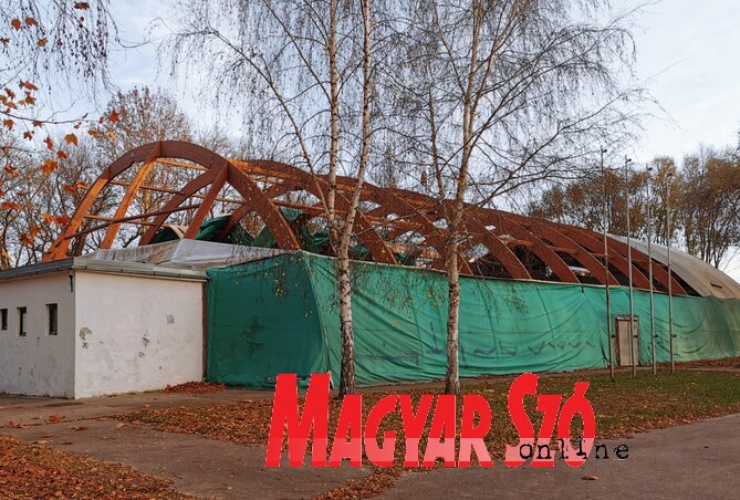 A megrongálódott tornaterem (Tóth Péter felvétele) A megrongálódott tornaterem (Tóth Péter felvétele)