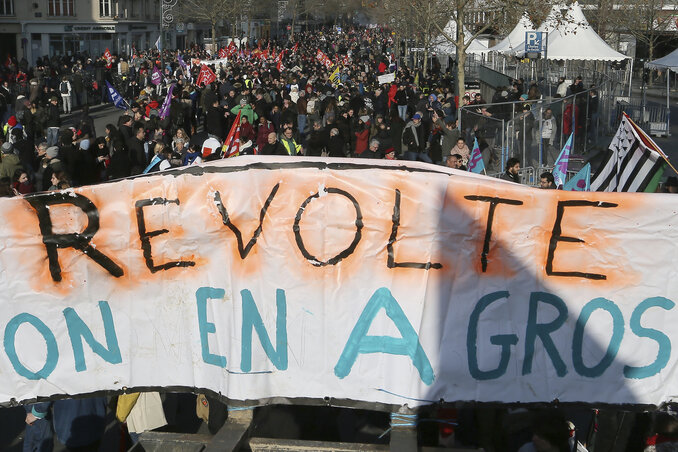 Országszerte csaknem 250 helyen tartottak tiltakozó felvonulásokat. A felvétel a nyugati Rennes-ben készült, ahol a felvonulók ezzel a molinóval egyenesen forradalomra szólították fel a tiltakozókat (Fotó: AP via Beta)