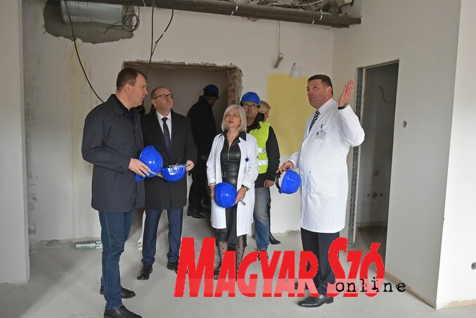 A tartományi kormányfő Đorđe Ilić igazgató kalauzolásával járta be a felújítás alatt álló épületszárnyat – Zoran Gojković balról a második (Ótos András felvétele)