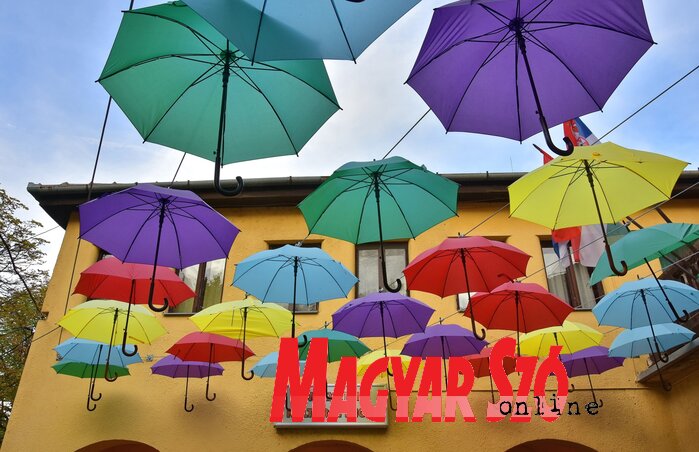 Kívül színes esernyők, belül színes programok (Gergely József felvétele)