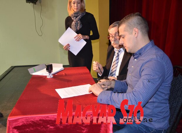 Kovács Roland méhész és Kislinder Gábor községi elnök ellátja kézjegyével a vissza nem térítendő támogatási szerződést (Fotó: Kazinczy Paszterkó Diana)