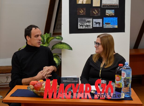 Benedek Miklós és Berényi Emőke, háttérben Szenti Lilla illusztrációi (Fotó: Herceg Elizabetta) Benedek Miklós és Berényi Emőke, háttérben Szenti Lilla illusztrációi (Fotó: Herceg Elizabetta)