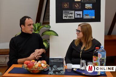 Benedek Miklós és Berényi Emőke, háttérben Szenti Lilla illusztrációi (Fotó: Herceg Elizabetta)