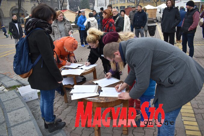 Aláírásgyűjtés Szabadka főterén (Patyi Szilárd felvétele) Aláírásgyűjtés Szabadka főterén (Patyi Szilárd felvétele)