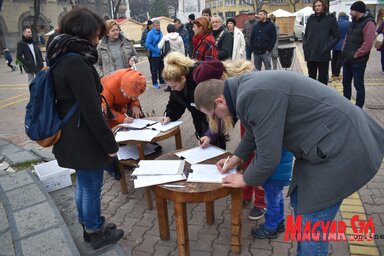 Aláírásgyűjtés Szabadka főterén (Patyi Szilárd felvétele)