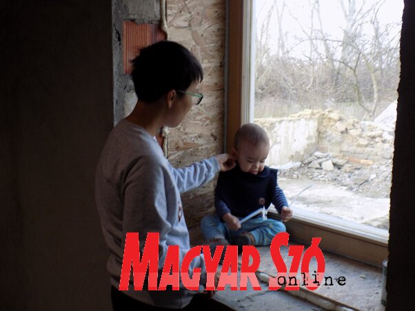 Már az ablakban ülés megy, míg másikuk az igazak álmát alussza (Fotó: Jenei Klementina) Már az ablakban ülés megy, míg másikuk az igazak álmát alussza (Fotó: Jenei Klementina)