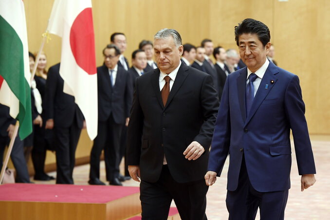 Orbán Viktor és Abe Sindzó (Fotó: MTI) Orbán Viktor és Abe Sindzó (Fotó: MTI)