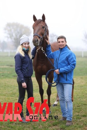 Jegyesével a Kincsem Parkban ismerkedtek meg. Szerelem volt ez első látásra, mondják (Fotó: Lakatos János) Jegyesével a Kincsem Parkban ismerkedtek meg. Szerelem volt ez első látásra, mondják (Fotó: Lakatos János)