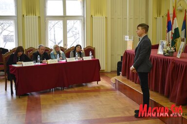 A szavalókat négytagú zsűri értékelte (Patyi Szilárd felvétele)