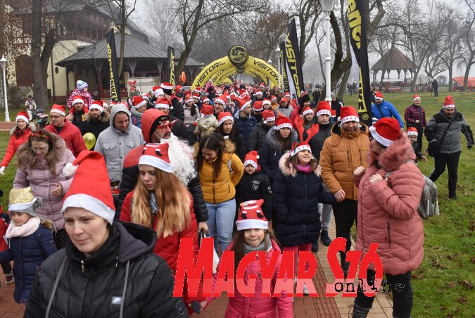 Mikulások rohama a Vigadónál (Patyi Szilárd felvétele)