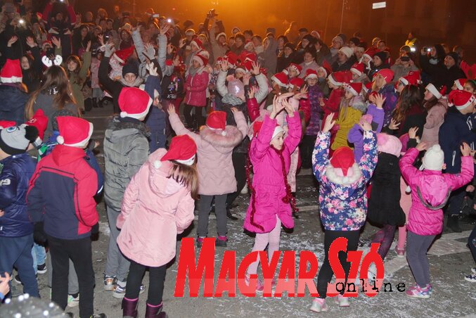 Rengeteg gyerek jelent meg a vásárban (Puskás Károly felvétele) Rengeteg gyerek jelent meg a vásárban (Puskás Károly felvétele)