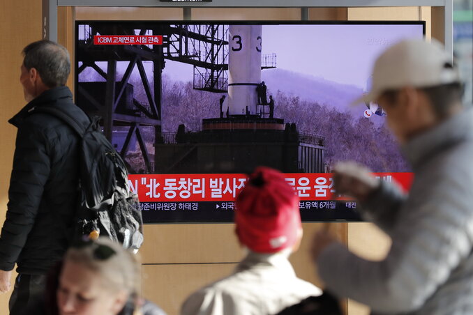 Emberek nézik a szöuli vasútállomáson a legújabb észak-koreai rakétakísérletről szóló híradást (Fotó: Beta/AP)