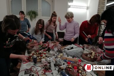 A koszorúk díszítése közben (Szalma Brigitta felvétele)