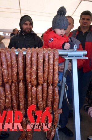 A fiatalok is szeretik a kolbászt (Dávid Csilla felvétele) A fiatalok is szeretik a kolbászt (Dávid Csilla felvétele)