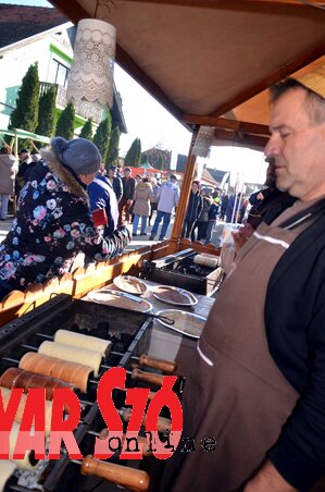 A kürtőskalács is kelendő volt (Dávid Csilla felvétele) A kürtőskalács is kelendő volt (Dávid Csilla felvétele)