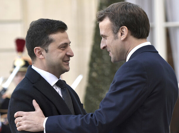 Emmanuel Macron (jobbról) Volodimir Zelenszkijt üdvözli az Elysée-palotában a találkozó előtt (Fotó: Sputnik/Kremlin Pool via AP/Beta)
