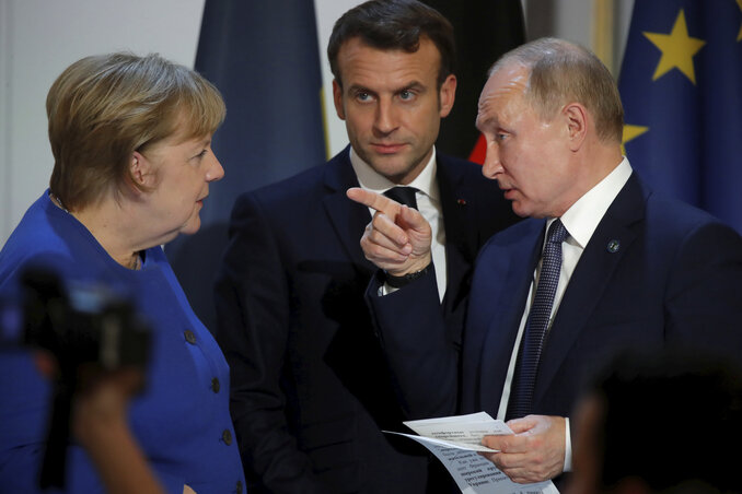 A találkozó előtt Angela Merkel és Vlagyimir Putyin a két orosz diplomata Berlin általi kiutasítása kapcsán is szót váltott. Ez a felvétel már a közös sajtóértekezlet után készült (Fotó: Charles Platiau/Pool via AP/Beta)