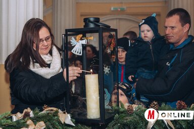 A gyertyát a Takács család nevében az édesanya, Takács Szilvia gyújtotta meg (Herédi Krisztián felvétele)